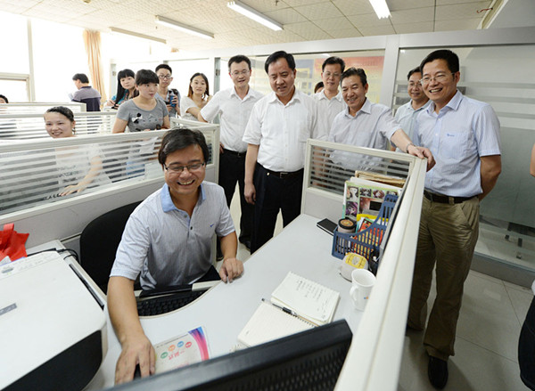 省委常委、常務(wù)副省長陳肇雄一行到訪高新區(qū)大學(xué)生創(chuàng)業(yè)園.jpg